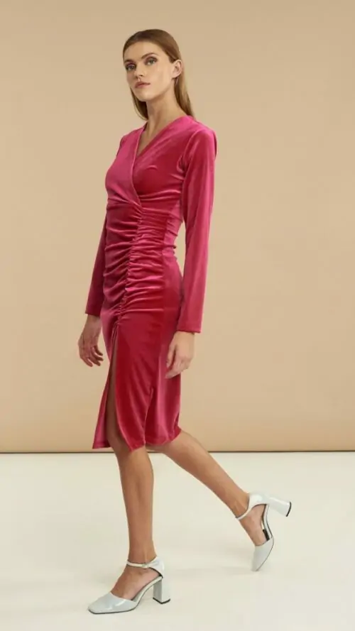 Εφαρμοστό μίντι φόρεμα από βελούδινο ύφασμα και λεπτομέρειες από σούρες. Εμφάνιση στο πλάι