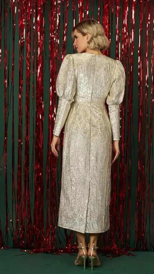 Χρυσό midi φόρεμα με μακριά ιδιαίτερα μανίκια με κουμπιά. Εμφάνιση από πίσω