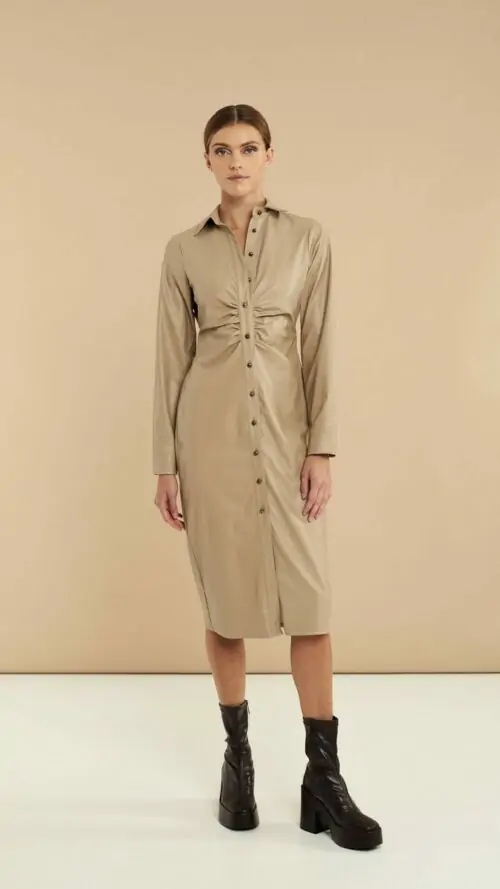 eco_leather_midi_dress_2_ Μίντι φόρεμα με κουμπιά, σούρα και μακριά μανίκια. Εμφάνιση από μπροστά