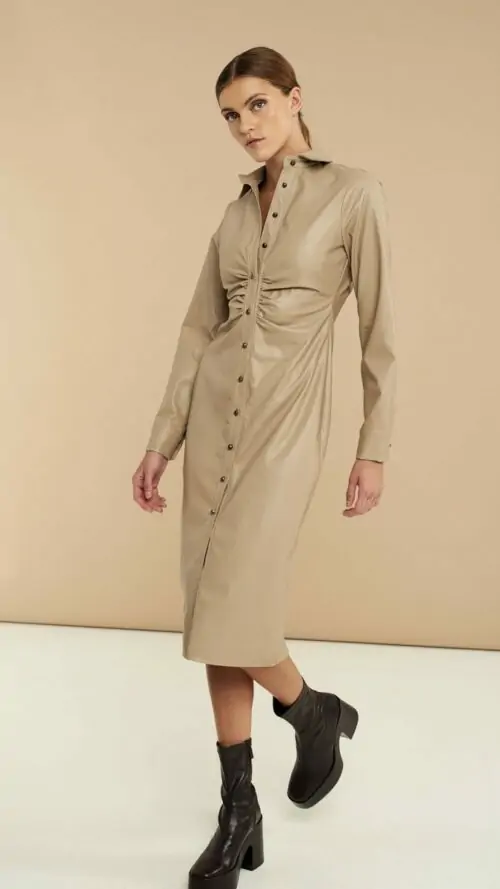 Μίντι φόρεμα με κουμπιά, σούρα και μακριά μανίκια. Εμφάνιση στο πλάι.