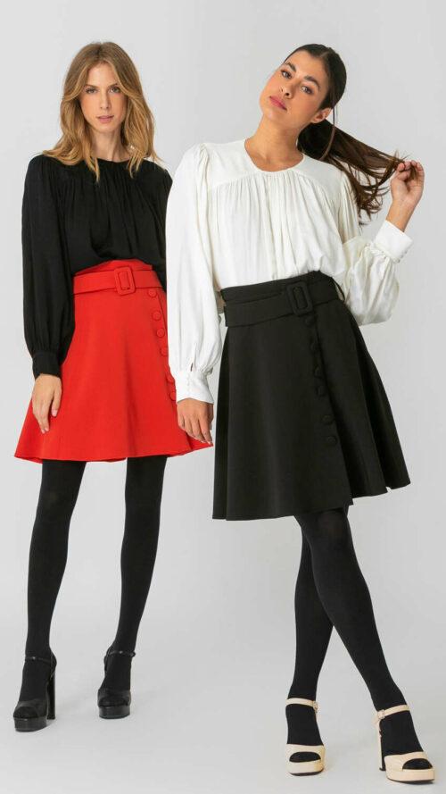 Μαύρη και κόκκινη mini φούστα σε άλφα γραμμή, με κουμπιά στο μπροστινό μέρος, φερμουάρ στο πίσω μέρος και ασορτί αποσπώμενη ζώνη. Εμφάνιση από μπροστά με δύο μοντέλα.