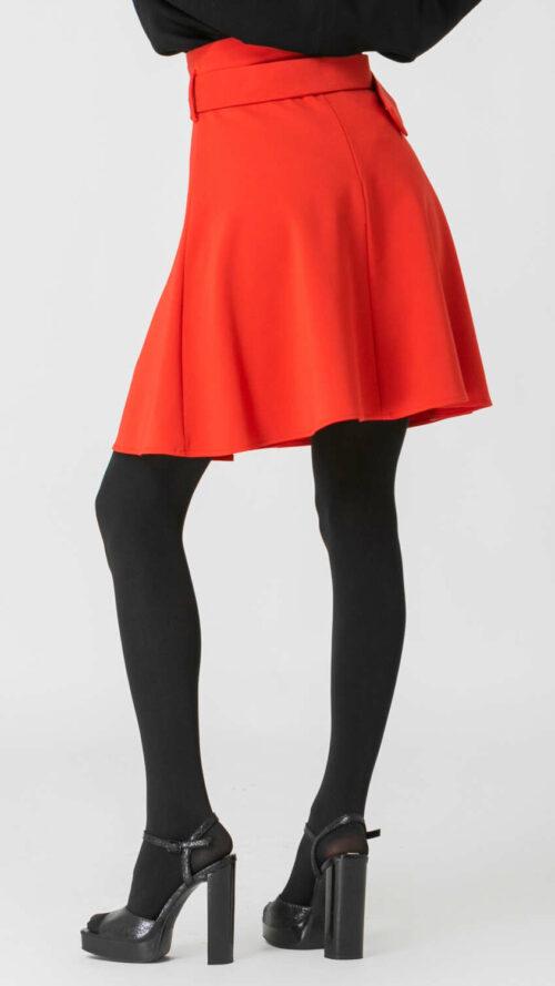 Κόκκινη mini φούστα σε άλφα γραμμή, με κουμπιά στο μπροστινό μέρος, φερμουάρ στο πίσω μέρος και ασορτί αποσπώμενη ζώνη. Εμφάνιση από πίσω.