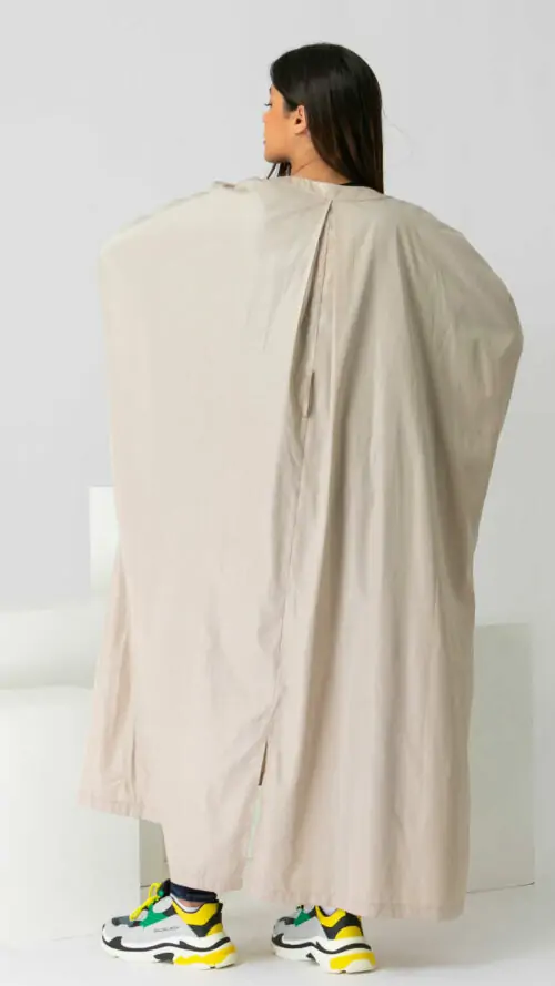 Oversized μαντό με τσέπες μπεζ από πίσω