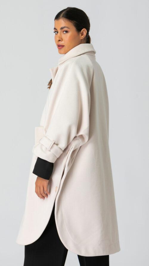 Oversized παλτό με κουμπιά, πέτο και τσέπες λευκό στο πλάι
