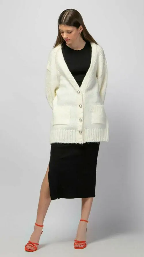 plekti-ekrou-makria-zaketa-mprosta Πλεκτή εκρού μακριά ζακέτα με κουμπιά με στρας και πέρλα.