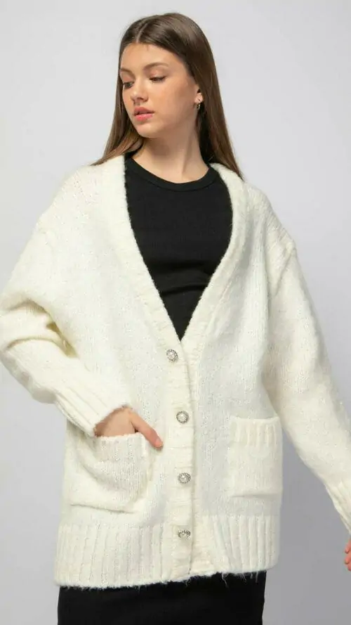 Πλεκτή εκρού μακριά ζακέτα με κουμπιά με στρας και πέρλα. Εμφάνιση από μπροστά.