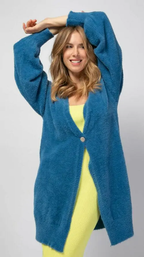 plekti-fluffy-zaketa-mprosta Πλεκτή fluffy ζακέτα με ένα χρυσό κουμπί. Εμφάνιση από μπροστά.