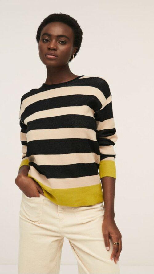 Πλεκτό τρίχρωμο πουλόβερ με μακριά μανίκια και στρογγυλό λαιμό. Εκρού, μαύρο και κίτρινο χρώμα στο τελείωμα. Εμφάνιση μπροστά