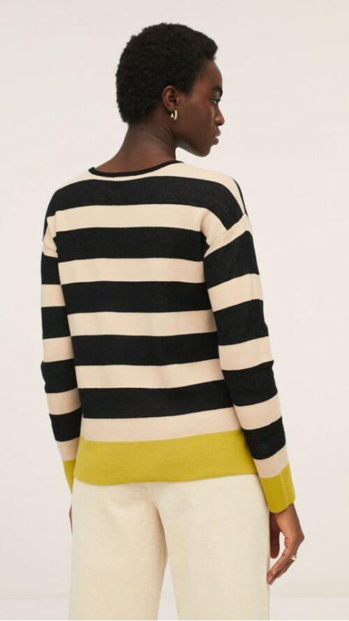 Πλεκτό τρίχρωμο πουλόβερ με μακριά μανίκια και στρογγυλό λαιμό. Εκρού, μαύρο και κίτρινο χρώμα στο τελείωμα. Εμφάνιση πίσω