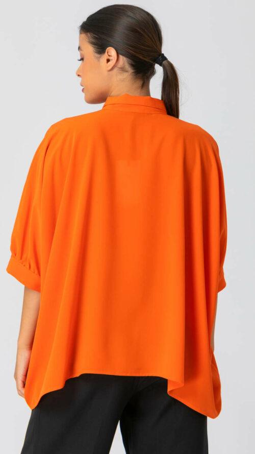 Πορτοκαλί πουκάμισο με κοντό μανίκι. Εμφάνιση από πίσω.