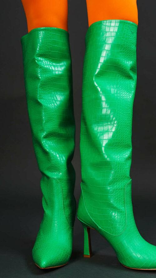 Πράσινη κροκό μπότα μέχρι το γόνατο με τακούνι. Εμφάνιση από μπροστά