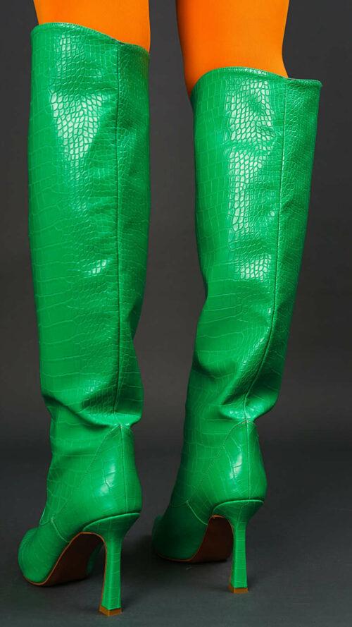Πράσινη κροκό μπότα μέχρι το γόνατο με τακούνι. Εμφάνιση από πίσω