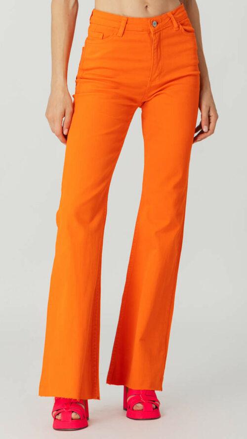 Ψηλόμεσο πορτοκαλί παντελόνι καμπάνα με στενή γραμμή και τσέπες. Εμφάνιση μπροστά