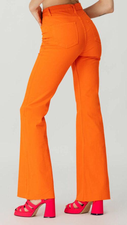 Ψηλόμεσο πορτοκαλί παντελόνι καμπάνα με στενή γραμμή και τσέπες. Εμφάνιση πίσω