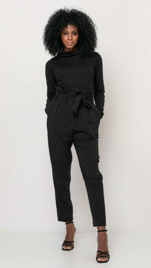Μαύρο ψηλόμεσο παντελόνι με πιέτες, τσέπες και ασορτί αποσπώμενη ζώνη.