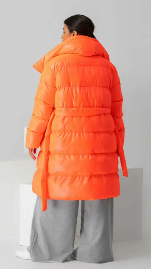 Puffer πορτοκαλί μπουφάν με όρθιο γιακά, τσέπες και ασορτί αποσπώμενη ζώνη. Εμφάνιση από πίσω.