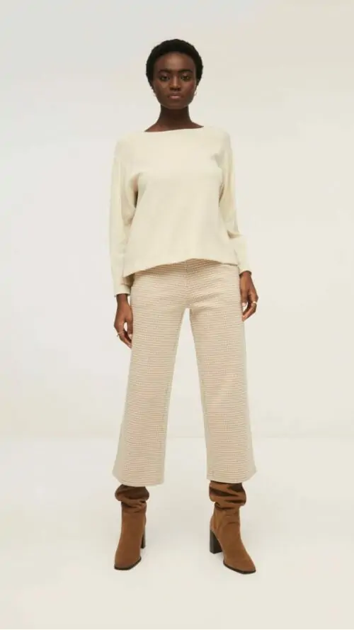 Φαρδύ cropped παντελόνι καρό εκρού με τσέπες και λάστιχο στη μέση. Εμφάνιση μπροστά