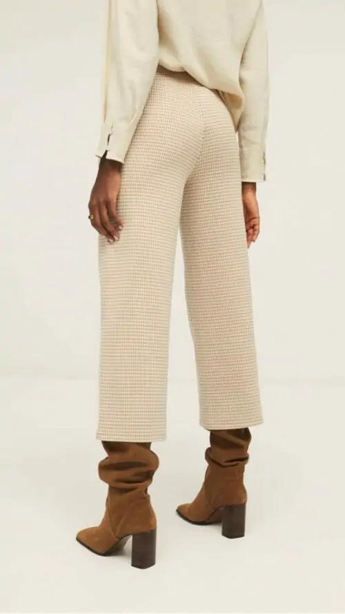 Φαρδύ cropped παντελόνι καρό εκρού με τσέπες και λάστιχο στη μέση. Εμφάνιση ζουμ από πίσω