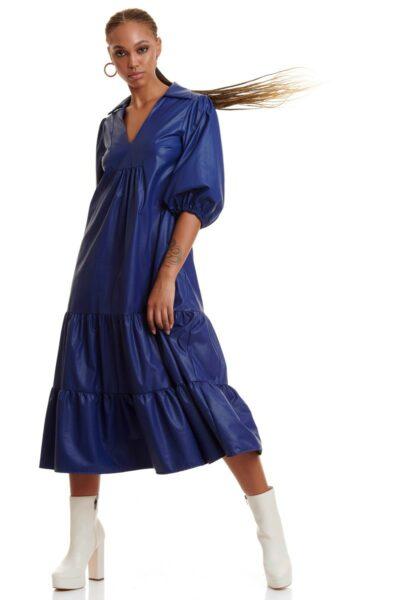 Boho midi φόρεμα από οικολογικό δέρμα με γιακά και βολάν στο τελείωμα. Εμφάνιση από μπροστά.