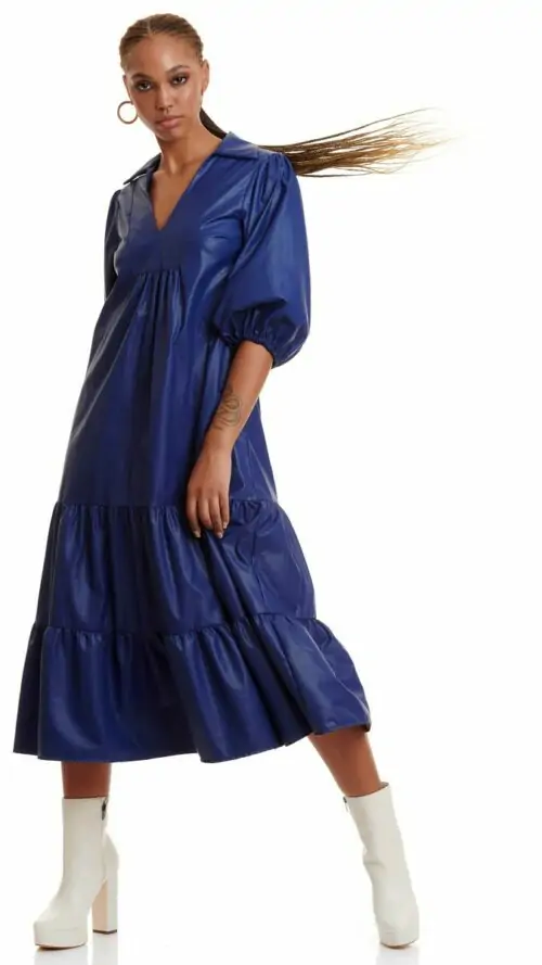 boho-midi-forema-apo-oikologiko-derma-mprosta Boho midi φόρεμα από οικολογικό δέρμα με γιακά και βολάν στο τελείωμα. Εμφάνιση από μπροστά.