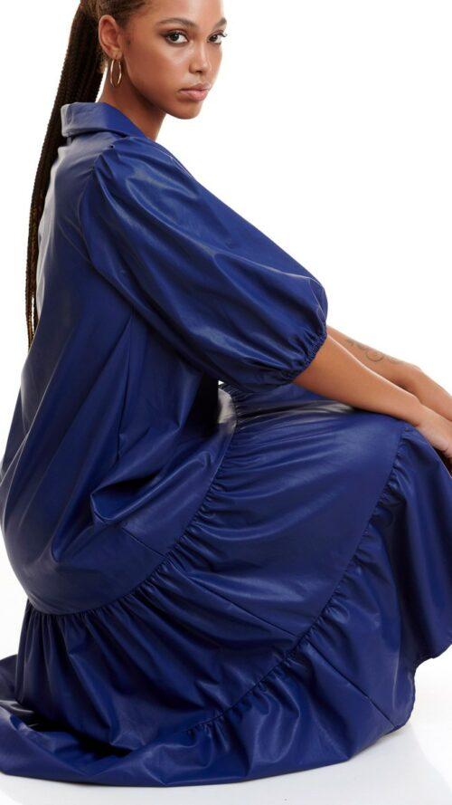 Boho midi φόρεμα από οικολογικό δέρμα με γιακά και βολάν στο τελείωμα. Εμφάνιση στο πλάι.