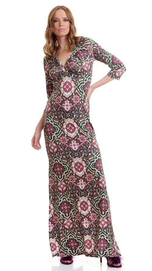 Εφαρμοστό μάξι φόρεμα με αράβικο σχέδιο, σούρα στη λαιμόκοψη, μακριά μανίκια και πλαϊνά ανοίγματα. Εμφάνιση από μπροστά.