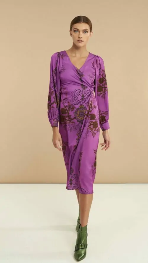 wrap_midi_satin_dress_3_ Φλοράλ κρουαζέ μίντι φόρεμα με μακριά μανίκια με κουμπί. Κανονική εφαρμογή με V-λαιμόκοψη. Εμφάνιση από μπροστά.