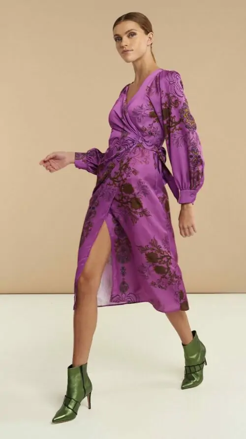 Φλοράλ κρουαζέ μίντι φόρεμα με μακριά μανίκια με κουμπί. Κανονική εφαρμογή με V-λαιμόκοψη. Εμφάνιση στο πλάι περπατώντας